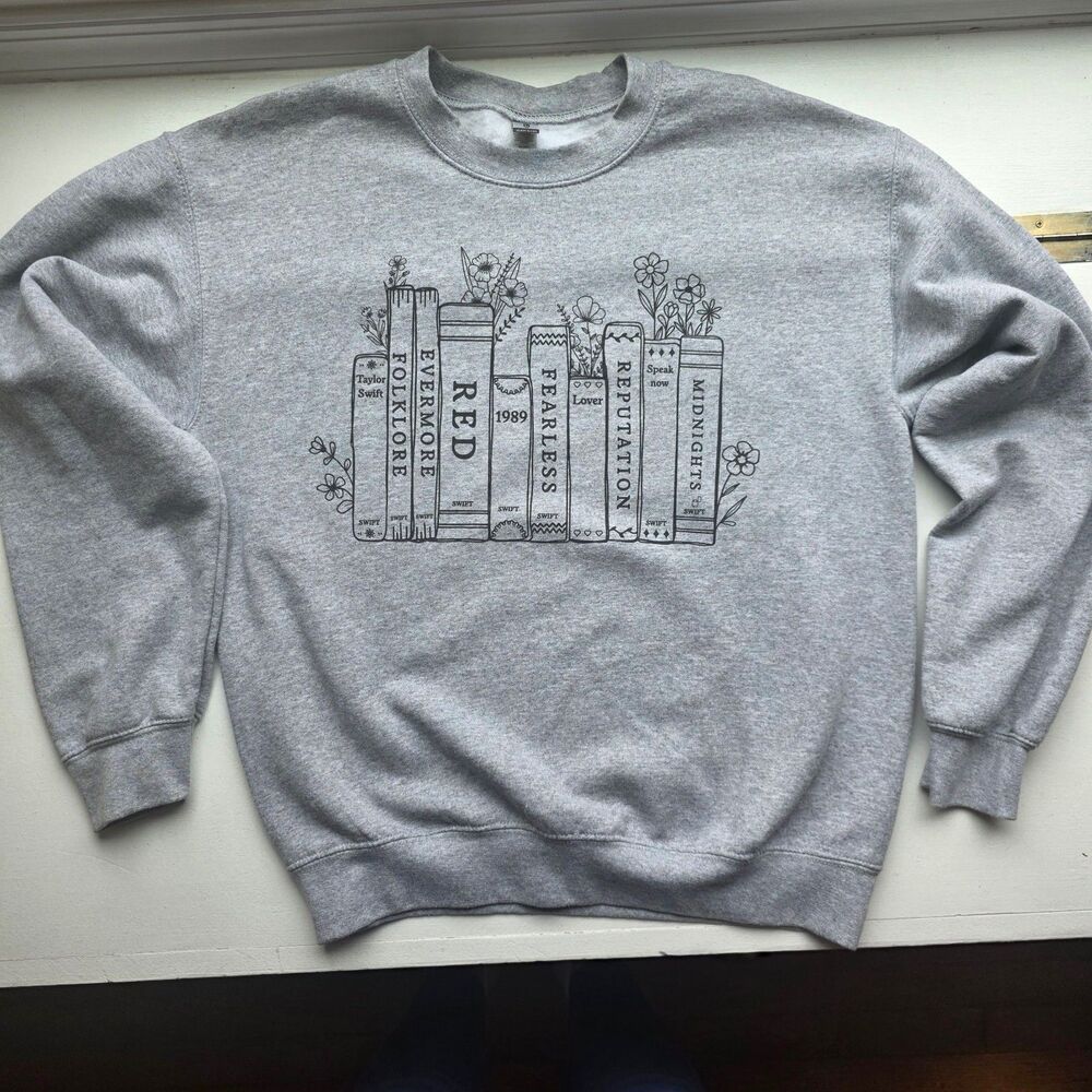 Taylor Swift Eras Fan Sweatshirt Womens M Gray Black Graphic Medium Cozy Bookish - Picture 2 of 11